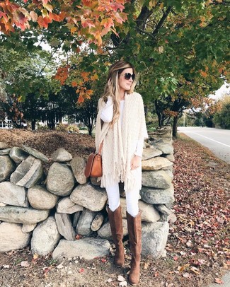 Comment porter un poncho beige au printemps