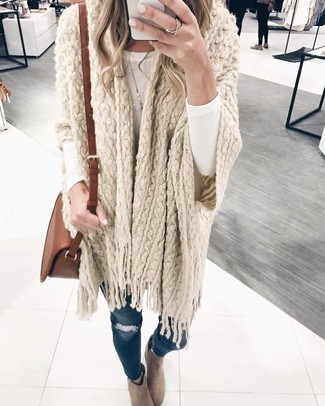 Comment porter un poncho beige au printemps