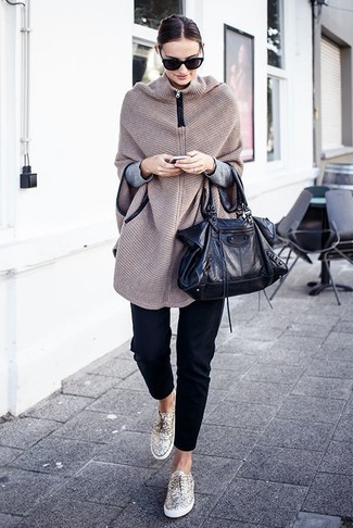 Comment porter un poncho beige