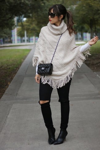 Comment porter un poncho beige