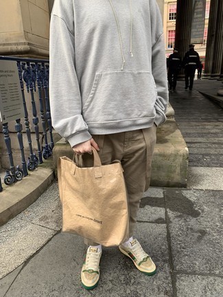 Comment porter des baskets basses en toile imprimées beiges
