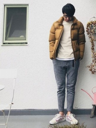 Comment porter des baskets basses en toile imprimées beiges