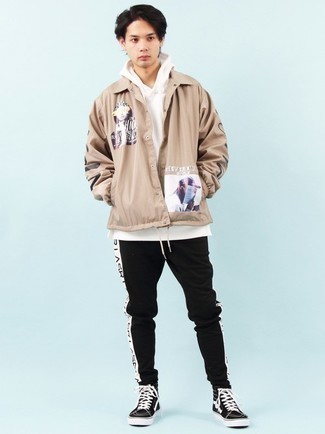 Comment porter une veste imprimée beige