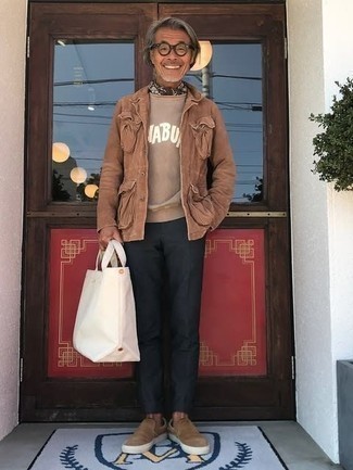 Comment porter un pull imprimé beige