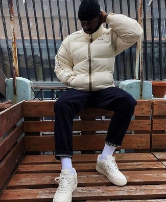 Comment porter une doudoune beige