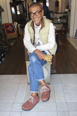 Comment porter une veste sans manches matelassée beige avec des bottines chukka en daim marron foncé