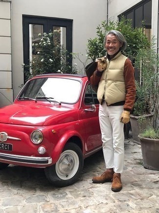 Comment porter une veste sans manches matelassée beige avec des bottines chukka en daim marron foncé