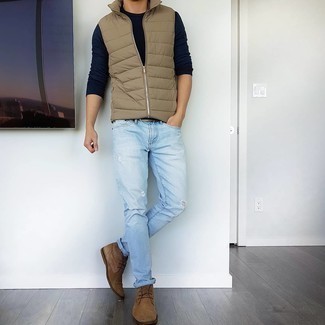 Comment porter une veste sans manches matelassée beige avec des bottines chukka en daim marron foncé