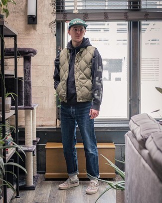 Comment porter une veste matelassée beige pour un style decontractés au printemps