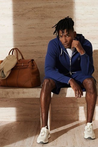 Comment porter une veste matelassée beige pour un style relax quand il fait chaud à 20 ans