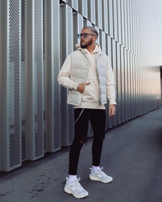 Comment porter une veste matelassée beige pour un style relax quand il fait chaud à 20 ans