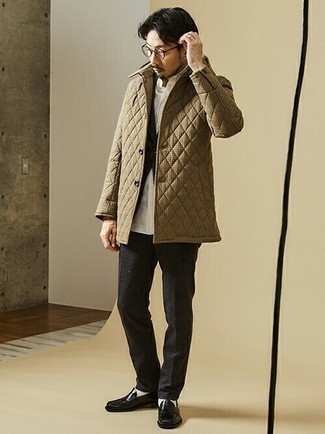Comment porter une veste matelassée beige pour un style elégantes quand il fait chaud