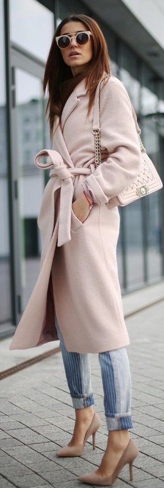 Comment porter un sac bandoulière en cuir matelassé beige