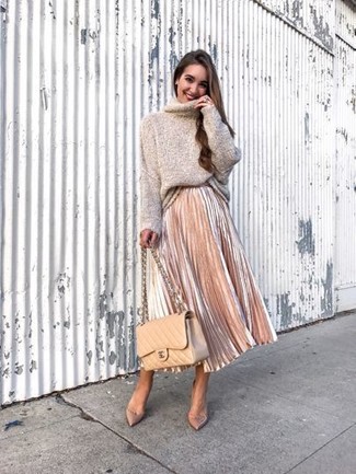 Comment porter un sac bandoulière en cuir matelassé beige