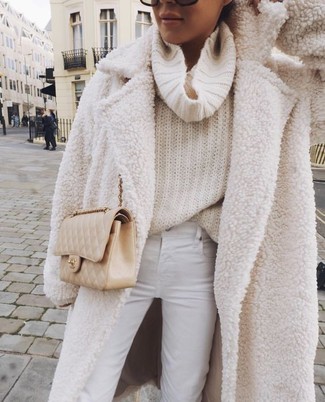 Comment porter un sac bandoulière en cuir matelassé beige