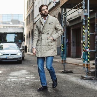 Comment porter un pardessus matelassé beige