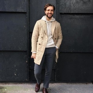 Comment porter un pardessus matelassé beige
