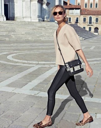 Comment porter un pull à manches courtes beige