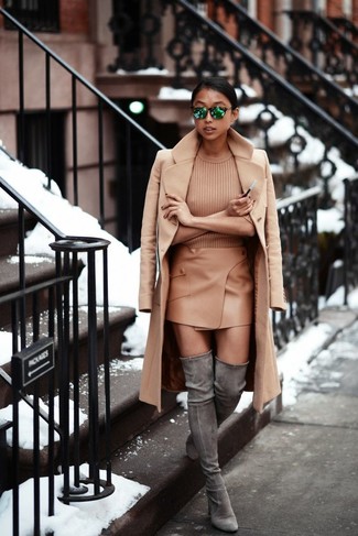 Comment porter un pull à manches courtes beige