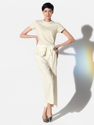 Comment porter un pull à manches courtes beige
