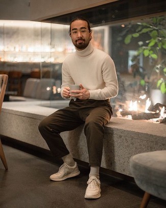 Comment porter des chaussettes beiges pour un style decontractés quand il fait chaud