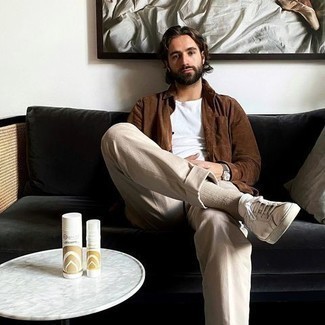 Comment porter des chaussettes beiges au printemps