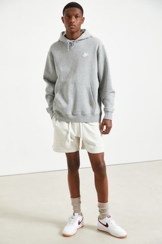Comment porter des chaussettes beiges au printemps