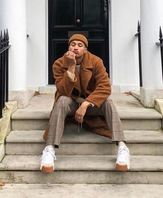 Comment porter des chaussettes beiges pour un style decontractés quand il fait froid