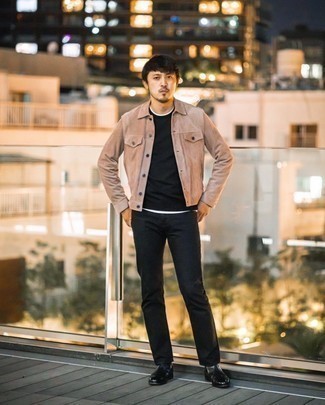 Comment porter une veste en daim beige pour un style chic decontractés