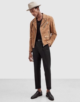 Comment porter une veste en daim beige pour un style chic decontractés