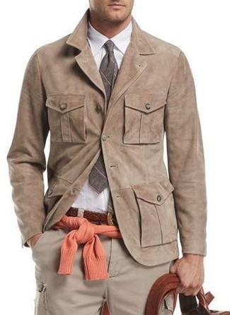 Comment porter une veste en daim beige pour un style chic decontractés