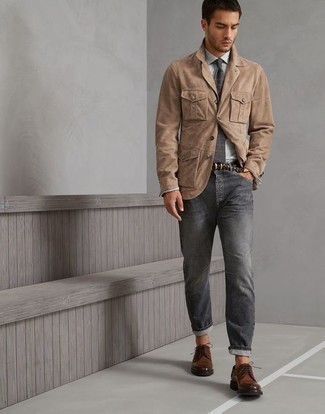 Comment porter une veste en daim beige pour un style chic decontractés