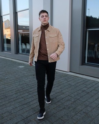Comment porter une veste en daim beige pour un style chic decontractés