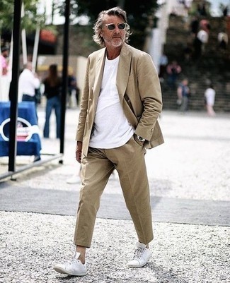 Des baskets basses à porter avec un costume beige après 50 ans