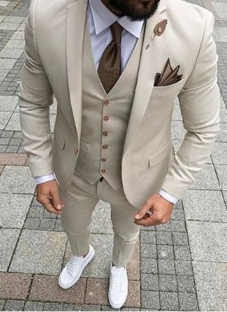 Des baskets basses à porter avec un costume beige