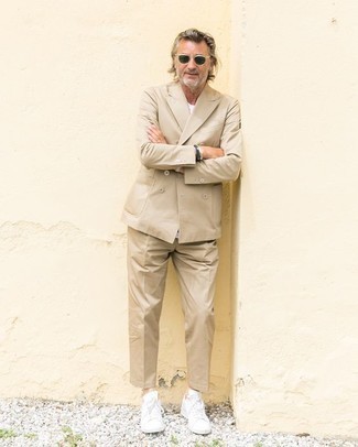 Des baskets basses à porter avec un costume beige après 50 ans