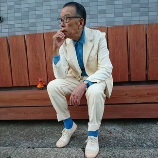 Des baskets basses à porter avec un costume beige