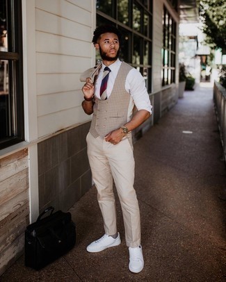 Des baskets basses à porter avec un costume beige