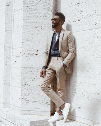 Des baskets basses à porter avec un costume beige