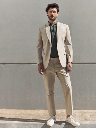 Des baskets basses à porter avec un costume beige
