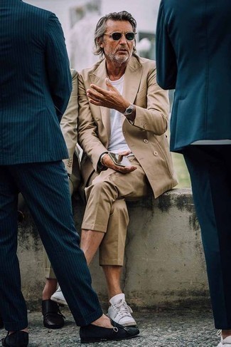 Des baskets basses à porter avec un costume beige après 50 ans