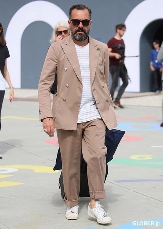 Des baskets basses à porter avec un costume beige après 50 ans