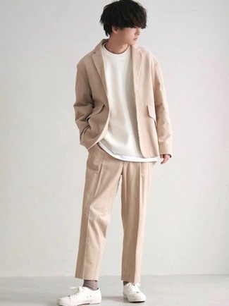 Des baskets basses à porter avec un costume beige