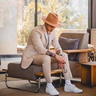 Des baskets basses à porter avec un costume beige