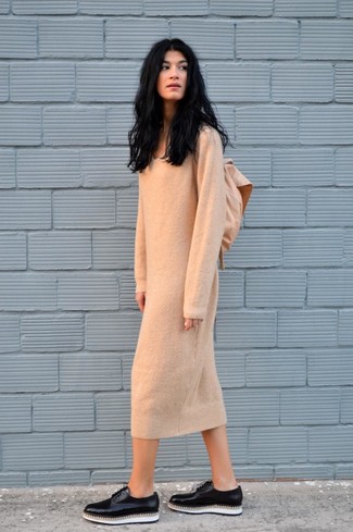 Comment porter une robe-pull beige à 30 ans