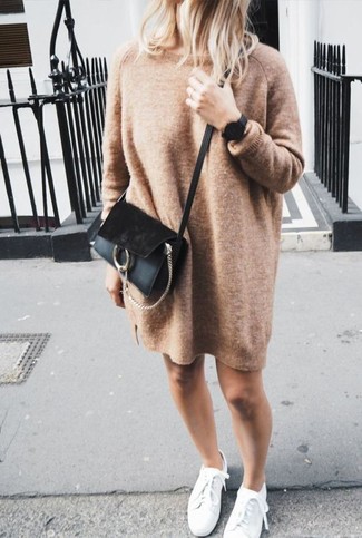 Comment porter une robe-pull beige à 30 ans