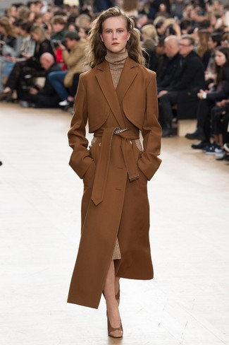 Comment porter une robe-pull beige à 30 ans