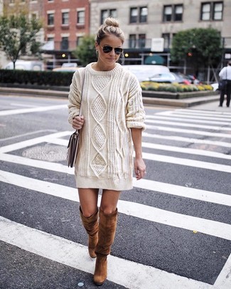 Comment porter une robe-pull beige à 30 ans
