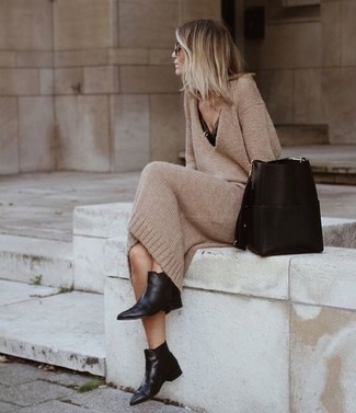 Comment porter une robe-pull beige à 30 ans