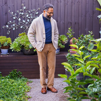 Comment porter un pull beige pour un style chic decontractés quand il fait chaud